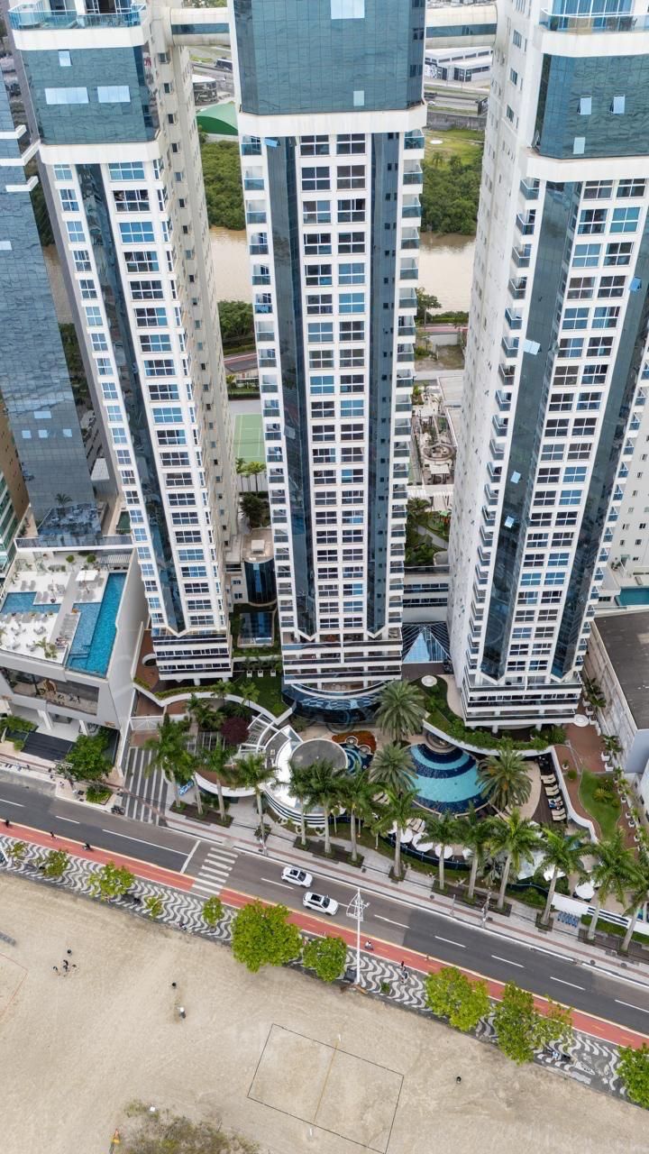 Amplo apartamento no Ed. Costão da Barra com vista para toda orla de BC